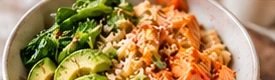 Bowl de salmón con arroz y aguacate